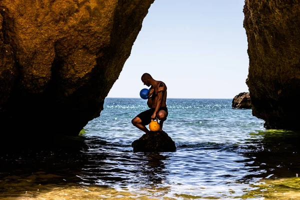 Kettlebell eğitmen Mağa ra Ada mı poz sahilde