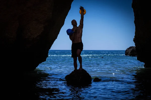 Kettlebell eğitmen bir Kettlebell ek yükü ve bir Kettlebell racked ile