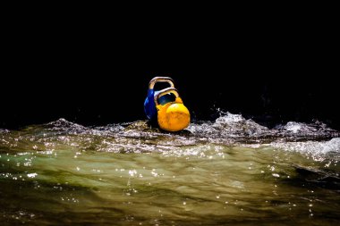 Denizin içinde bir kaya üzerinde iki Ireland