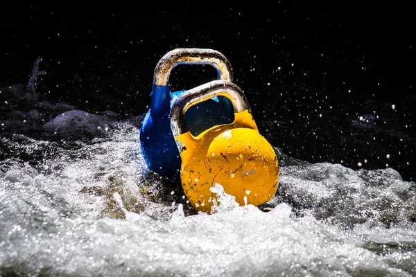Sıçramasına dalgalar deniz bir kaya üzerinde iki Ireland