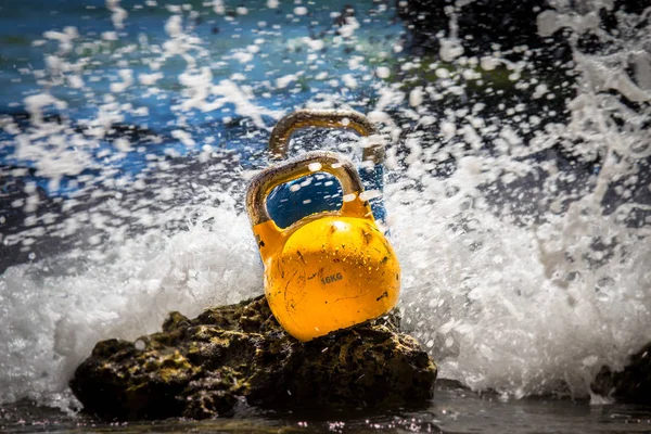 Sıçramasına dalgalar deniz bir kaya üzerinde iki Ireland
