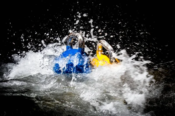 Sıçramasına dalgalar deniz bir kaya üzerinde iki Ireland