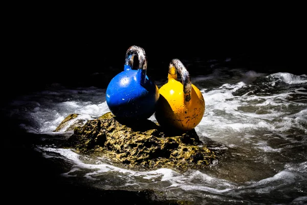 Denizin içinde bir kaya üzerinde iki Ireland