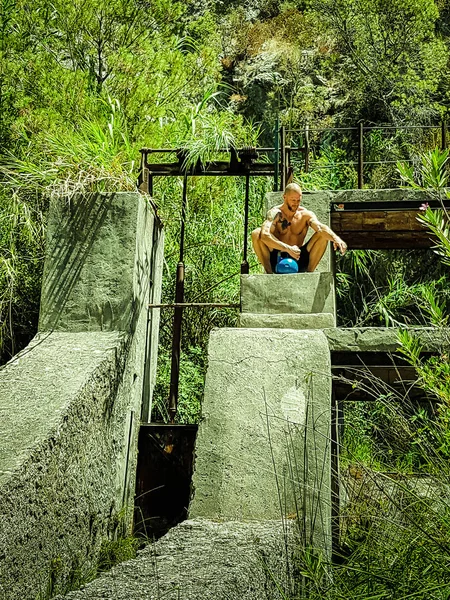 Bodur pozisyonlarını bir Kettlebell gömlek yok olan adam