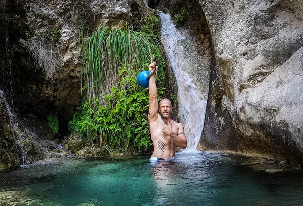 Eğitmen başparmak-Up ve bir Kettlebell yükü ile