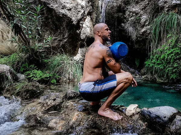 Gömleksiz eğitmen ile Racked Kettlebell bodur pozisyonda