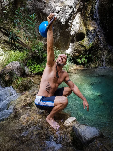 Gömleksiz adam tarafından genel gider Kettlebell ağız kavgası