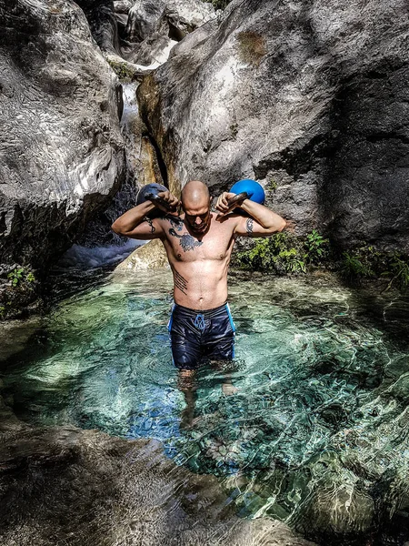 Eğitmen Kettlebells omuzlarında taşıyan