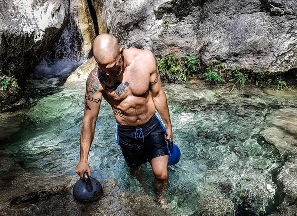 Eğitmen kettlebell yürüyen iki Ireland bir Rock havuzu dışında