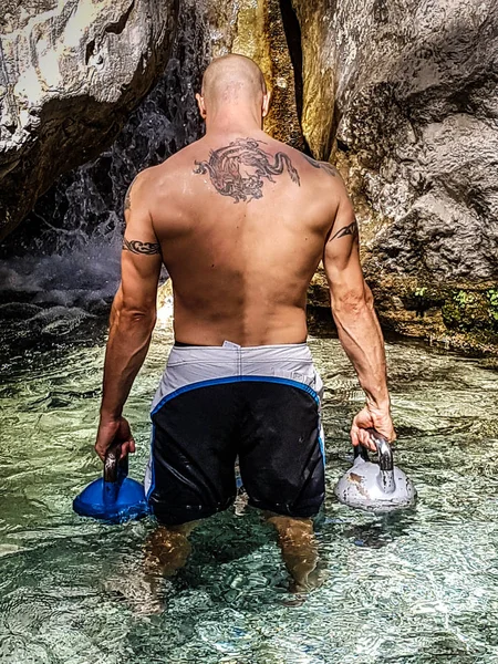 Eğitmen ile uzak kameradan bakan iki Ireland