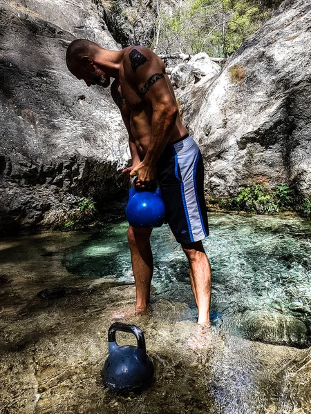 Entrenador de mediana edad sosteniendo una Kettlebell —  Fotos de Stock