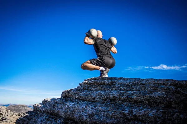 Ireland bir dağ kenarında olan adam