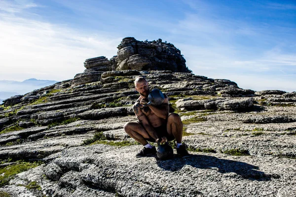 Dağlarda iki Ireland ile mağara adamı