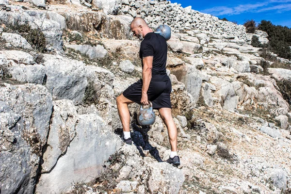 Ireland ile dağa yürüyen adam