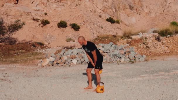 Treinador Profissional Kettlebell Executando Braço Duplo Kettlebell Balanço Corretamente — Vídeo de Stock