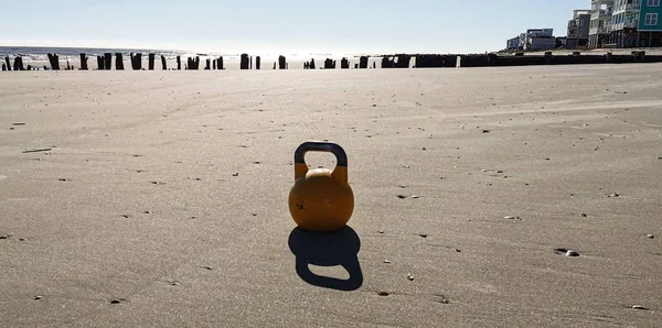 Sahilde bir Kettlebell Güneşten Bir Gölge Kalıyor