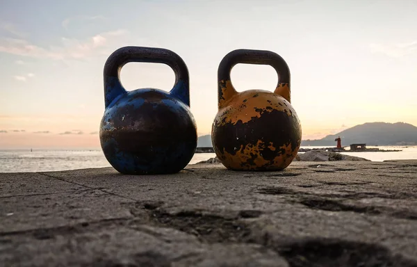 İtalya 'da Günbatımında İskelede İki Kettlebell