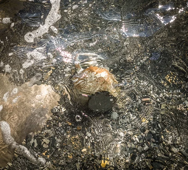 Dalgalar dalgaları vururken Su Altındaki Kettlebell