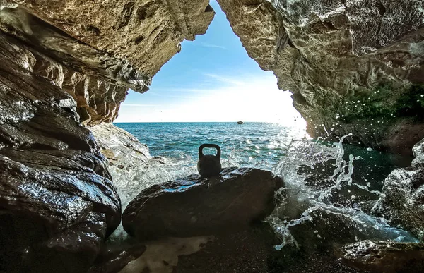 Deniz suyuyla mağarada bir kettlebell.