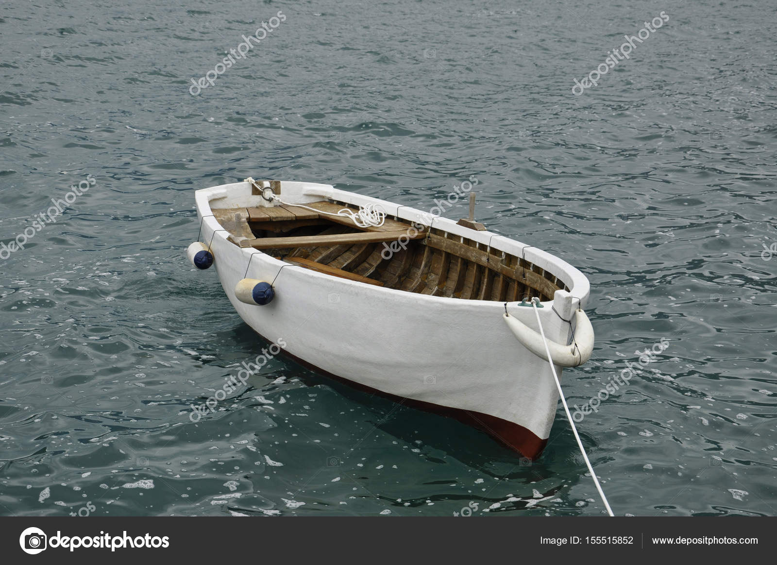 Pictures boats in the water A small white boat on the water — Stock