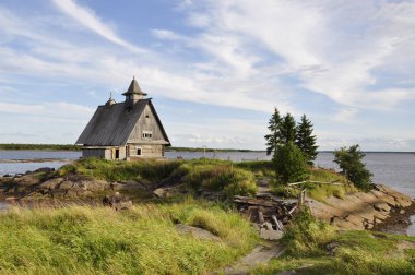 Günbatımı harap kilisede, adanın Rusya yönetmeni Pavel Lungin, Kem tarafından film çekildiği yer burası