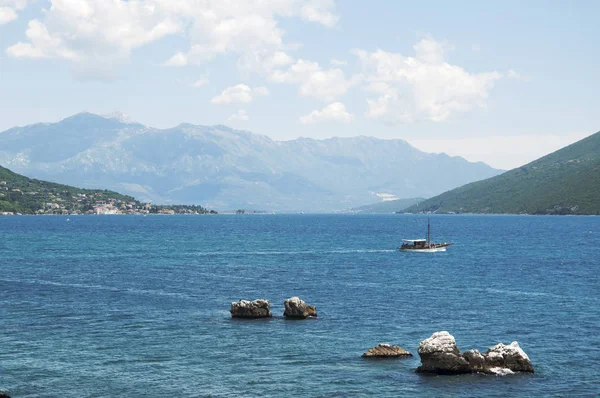 Loď kotví na Boka Kotor Bay — Stock fotografie