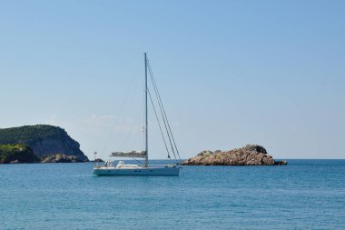 Adriyatik Denizi ve kayalık adanın bir yat