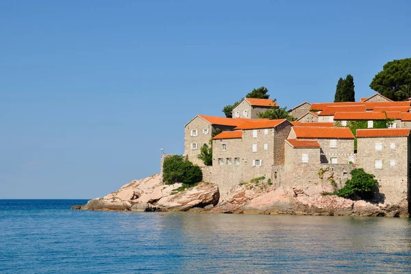 Uma vista da ilha Sveti Stefan em um dia de verão, Montenegro — Fotografia de Stock