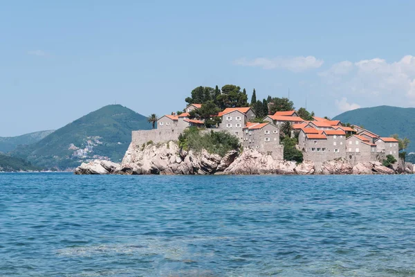 Pohled na ostrov Sveti Stefan od moře na letní den, Černá Hora — Stock fotografie