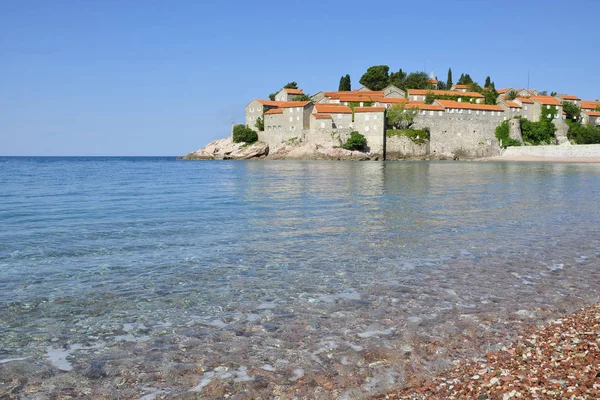 En vy över ön Sveti Stefan en sommardag, Montenegro — Stockfoto