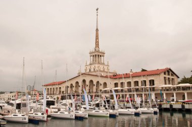 Akşam deniz istasyonu ve yelkenli Sochi binada
