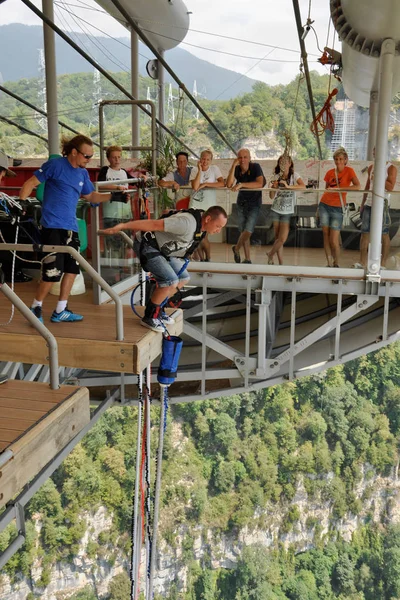 Bungee ile atlama bir adam köprüde Bizimhava bulunduğu özel bir platform 69 metre yükseklikten atlama