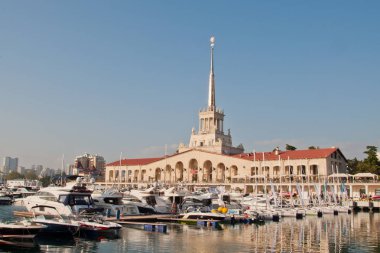 Akşam deniz istasyonu ve yelkenli Sochi binada