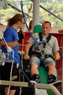 Bir adam bungee jumping için hazırlar, köprüde Bizimhava bulunduğu özel bir platform 69 metre yükseklikten atlama