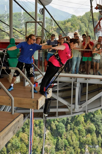 Orta yaşlı bir kadın bungee ile atlama köprüde Bizimhava bulunduğu özel bir platform 69 metre yükseklikten atlama