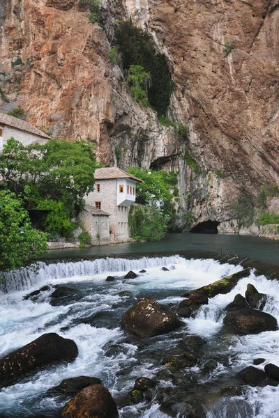 Bir şelale mağara, hem de tekkia - dışına akan bir antik Derviş ev, rahipler, Blagaj Buna Nehri