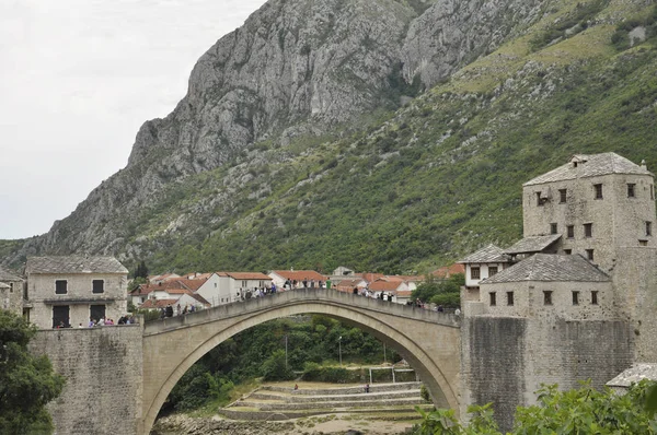 Un puente peatonal sobre el río Neretva en Mostar, Bosnia y Herzegovina — Foto de Stock
