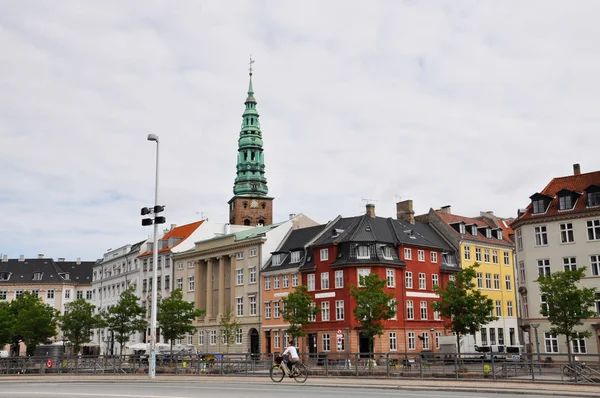 Vista sulla strada su cui una giovane ragazza va in bicicletta, Copenaghen — Foto Stock