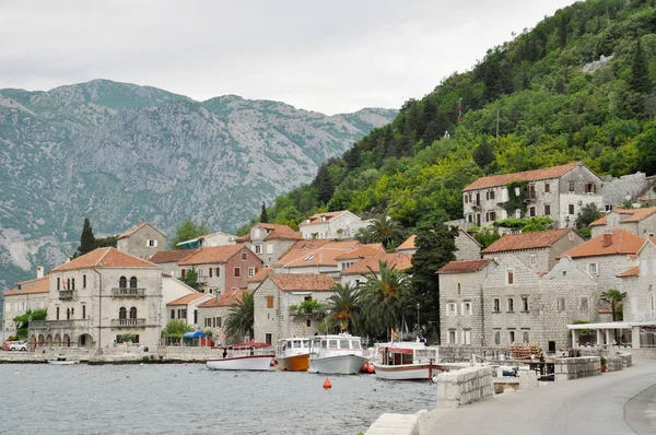 Embankment da cidade de Pirast com barcos na baía de Bokko-Kotorska — Fotografia de Stock