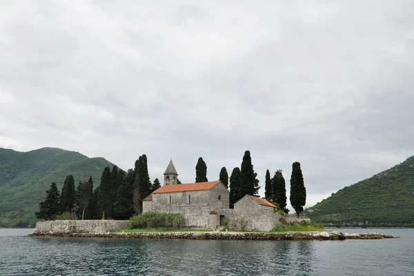 Monasterio benedictino en la isla de San Jorge, Bahía de Kotor, Montenegro — Foto de Stock
