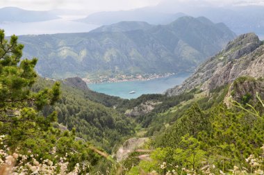 Dağ manzarası, Kotor Koyu'ndaki yat ile dağın tepesinde ile görünüm