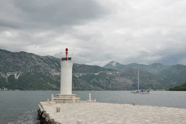 Vista do farol da ilha e do veleiro na baía de Montenegro — Fotografia de Stock