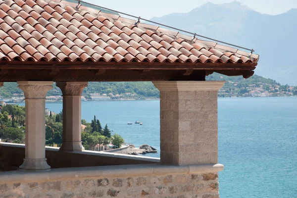 Arbor of Mediterranean architecture com vista para a Baía de Kotor — Fotografia de Stock