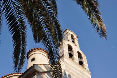 Palmiye ağaçları yapraklarda Holy Trinity Ortodoks Kilisesi ile çan sayısı