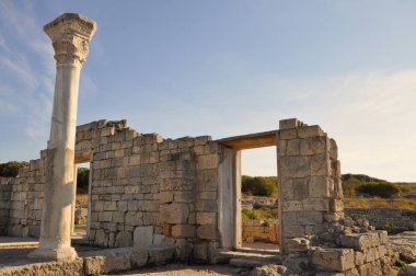 Güney Kırım 'ın en büyük arkeolojik anıtı Sivastopol' da gün batımında Chersonesos harabeleri.