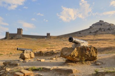 Sudak, Kırım 'daki antik Ceneviz kalesinin eski duvarları önünde antik bir top.