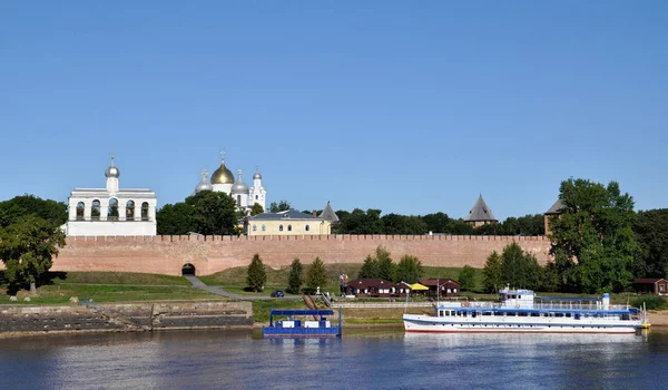 El barco en el río Volkhov y el Kremlin de Novgorod o Detinets es uno de los monumentos más antiguos de la arquitectura militar-defensiva de Rusia. —  Fotos de Stock