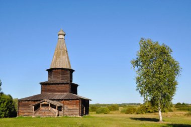 Bir ahşap Veliky Novgorod huş ağacı yanında kilise terk edilmiş bir yaz akşamı, Rusya Federasyonu