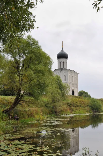 A fiú halászata a templom az Unesco műemlék Mária oltalma részeként az orosz arany gyűrű — Stock Fotó