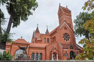 St. Simeon ve St. Helena Katolik Kilisesi. Kızıl Kilise olarak da bilinir. Minsk 'teki en ünlü Katolik kilisesi.